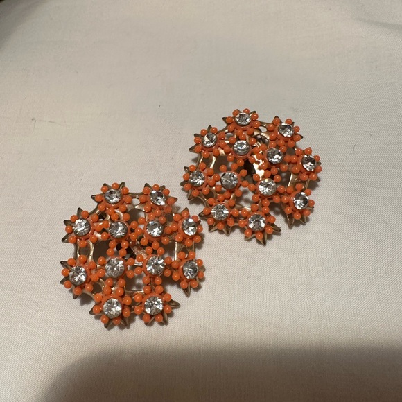 Vintage 1950s Mid Century Orange Tiger Flower Clip On Earrings - Picture 2 of 8